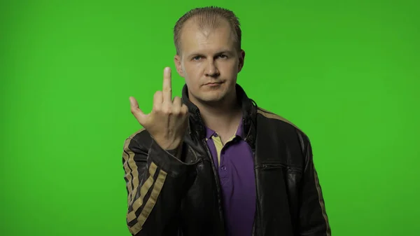 Rocker hombre mostrando el dedo medio, manifestando odio protesta, maleducado gesto grosero de falta de respeto — Foto de Stock