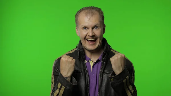 Crazy overjoyed rocker man on chroma key raising fists gesturing yes success, celebrating triumph — Stock Photo, Image