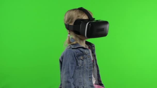 小女孩用VR头盔玩游戏。观看虚拟现实3D 360视频。铬键 — 图库视频影像
