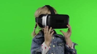 Çocuk kız simülasyon oyunu oynamak için VR uygulama kaskı kullanıyor, resim çiziyor. Sanal gerçeklik 3D video izliyor