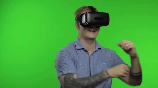 Man using VR headset helmet to play game. Watching virtual reality 3d 360 video. Chroma key — Stock Video