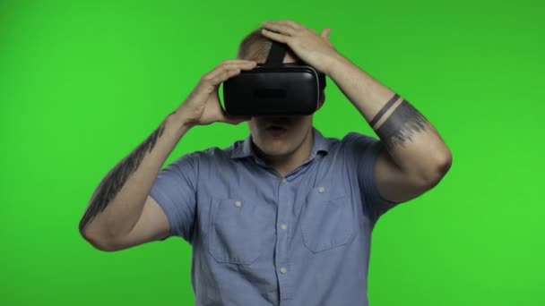 Man met behulp van VR headset helm om spel te spelen. Het bekijken van virtual reality 3d 360 video. Chromatoetsen — Stockvideo