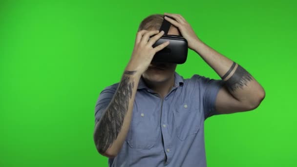 Чоловік використовує шолом додатків VR, щоб грати в симуляційну гру, малюнок. Хлопець дивиться віртуальну реальність 3d відео — стокове відео