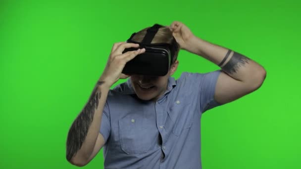 Hombre usando casco VR auriculares para jugar juego. Viendo la realidad virtual 3d 360 video. Clave de croma — Vídeos de Stock