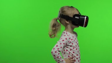 Çocuk kız simülasyon oyun uygulaması için sanal gerçeklik kaskı kullanıyor. Sanal gerçeklik 3D videosunu izle. Krom anahtar