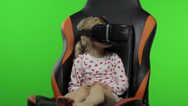 Barnflicka med hjälp av VR-hjälm för att spela simuleringsspel app. Titta på 3D-video om virtuell verklighet. Kromnyckel — Stockvideo