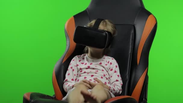 Kind meisje met behulp van VR headset helm om spel te spelen. Het bekijken van virtual reality 3d 360 video. Chromatoetsen — Stockvideo