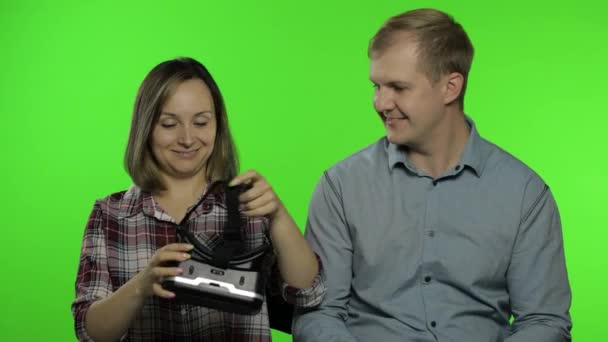 Férfi és nő használ VR fejhallgató sisak játszani. Virtuális valóság megtekintése 3D-s videó. Kroma kulcs — Stock videók