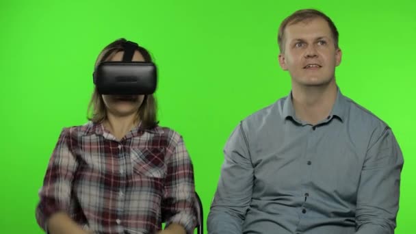Bărbat și femeie folosind casca cu cască VR pentru a juca joc. Vizionarea realității virtuale video 3D. Cheia cromatică — Videoclip de stoc