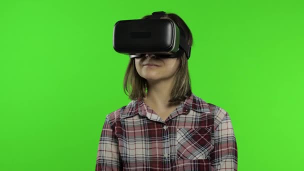 Жінка, використовуючи шолом для гарнітури VR, грає в гру, танцює. Перегляд 3d-відео віртуальної реальності. Клавіша Chroma — стокове відео