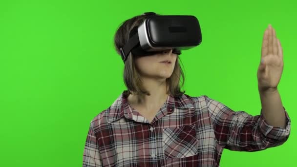 ゲームをプレイするためにVRヘッドセットヘルメットを使用して若い女性。仮想現実3D 360ビデオを見て.クロマキー — ストック動画