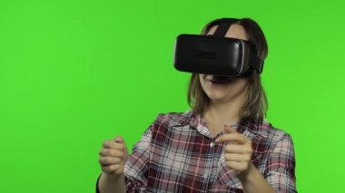 Yarış oyunu oynamak için kulaklık kullanan bir kadın. Sanal gerçeklik 3D 360 videosunu izliyorum. Krom anahtar
