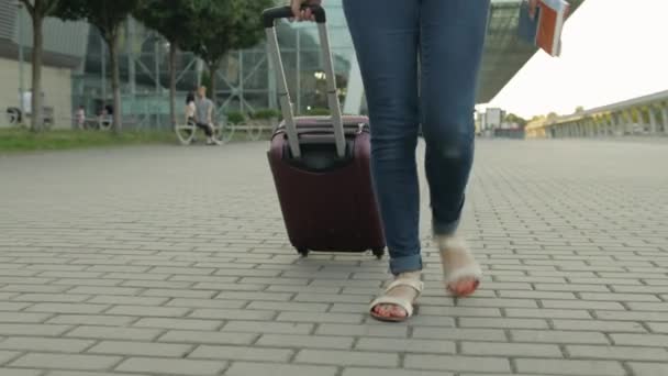 Женщина турист ходьба с багажом из аэропорта. Девушка улыбается, радуется. Отдых, поездка, праздники — стоковое видео