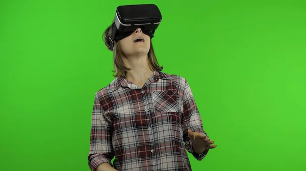 Mujer joven que usa casco de auriculares VR para jugar. Viendo la realidad virtual 3d 360 video. Clave de croma —  Fotos de Stock