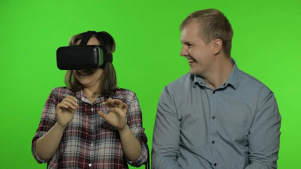 Hombre y mujer usando casco de auriculares VR para jugar. Ver vídeo en 3D de realidad virtual. Clave de croma —  Fotos de Stock