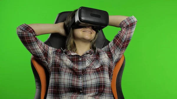 Mujer joven en casco VR auriculares juega juego. Viendo la realidad virtual 3d 360 video. Clave de croma —  Fotos de Stock