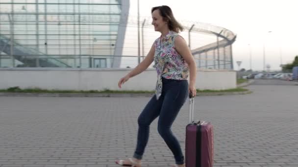 Madre conoce a su hija cerca de la terminal del aeropuerto con los brazos abiertos después de largas vacaciones de vuelo de trabajo — Vídeo de stock