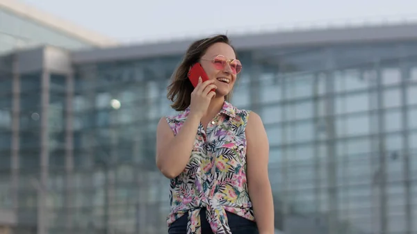 Menina na moda óculos de sol fazer uma chamada no telefone móvel. Usando smartphone para chamada, falar — Fotografia de Stock