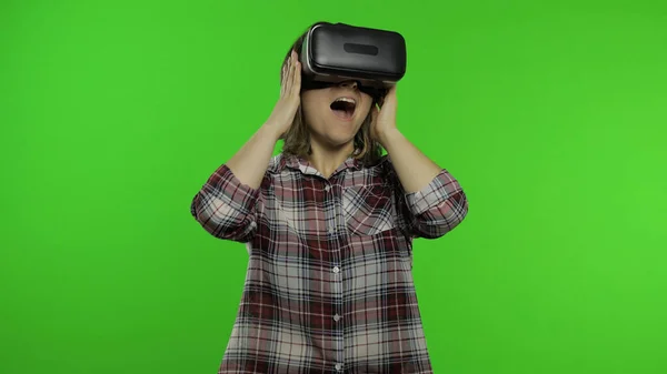 Chica usando casco de aplicación VR para jugar simulación juego de miedo. Mujer viendo vídeo realidad virtual 3D —  Fotos de Stock