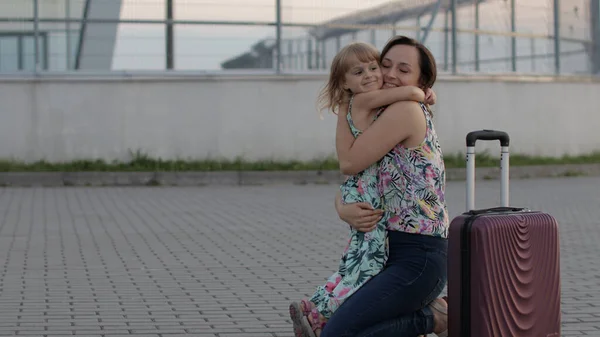 Madre conoce a su hija cerca de la terminal del aeropuerto con los brazos abiertos después de largas vacaciones de vuelo de trabajo —  Fotos de Stock