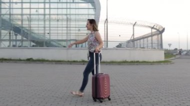 Anne, kızıyla havaalanı terminalinin yanında uzun bir uçuş yolculuğundan sonra kollarını açmış bir şekilde buluş.
