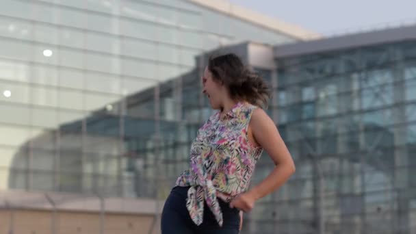 Donna felice ballo turistico filo interdentale meme danza gioiosamente e celebrare il successo, godendo la musica — Video Stock