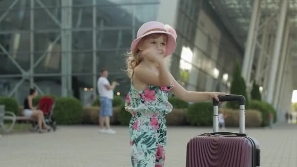 Dětská turistka s taškou v blízkosti letiště. Kluk se zavazadlovými tanci, raduje se, ukazuje palce nahoru — Stock video