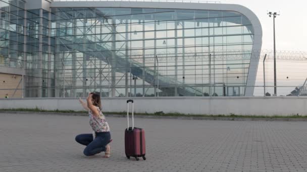 Мама зустрічає свою дочку біля терміналу аеропорту з розкритими обіймами після тривалих канікул. — стокове відео