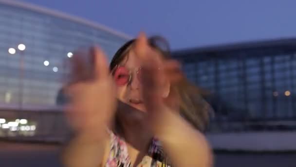 Mujer feliz bailando turista, divirtiéndose, disfrutando de la danza, celebrando el éxito, música de fiesta. Buenas noches. — Vídeos de Stock