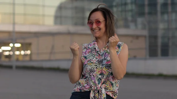 Vidám turista nő mutat igen gesztus emelt karokkal, izgatott a siker ünnepli győzelem — Stock Fotó