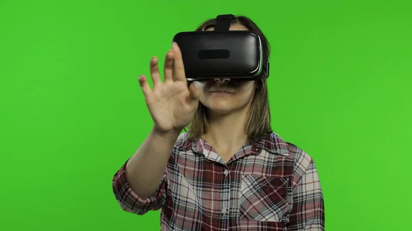 Mujer en casco VR auriculares juega juego. Viendo la realidad virtual 3d 360 video. Pulsa botones —  Fotos de Stock