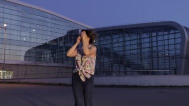 Mutlu kadın turist dansı, eğlenmek, dans etmek, başarıyı kutlamak, parti müziği. İyi akşamlar.