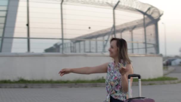 Mãe atender sua filha criança perto do terminal do aeroporto com os braços abertos após o trabalho de viagem de voo longo — Vídeo de Stock