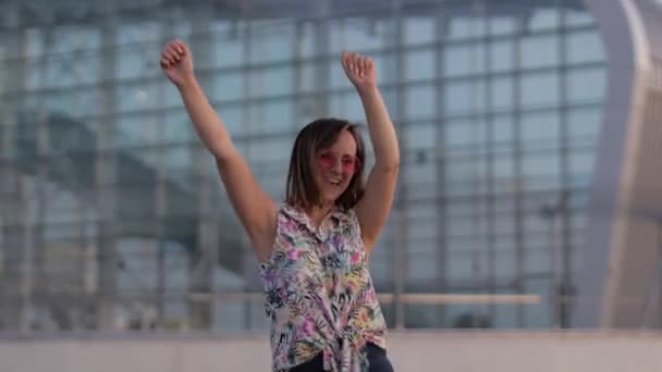 Glückliche Touristinnen tanzen, Spaß haben, tanzen und Erfolge feiern, Partymusik — Stockvideo