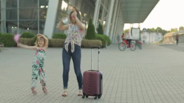 Coronavirus salgını, Covid-19 sona erdi. Kızları ve anne turistler tıbbi maskelerini çıkarıyorlar. Tatiller