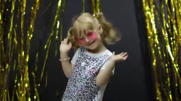 멋진 아이가 춤을 추고, 얼굴을 만들고, 바보같은 춤으로 손을 흔드는 것. 4-5 세의 금발 소녀 — 비디오