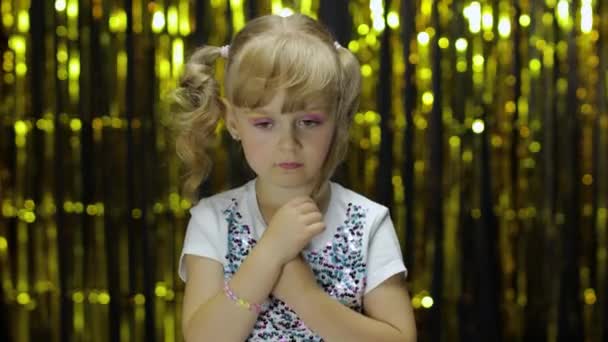 Szégyenlős lány. Körülnézek. Kis aranyos szőke gyerek tini tini lány 4-5 éves — Stock videók