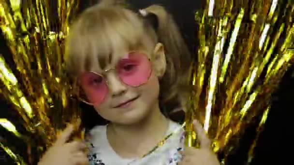 Portrait d'enfant heureux jouant, s'amuser dans le rideau doré frange de papier d'aluminium. Petite blonde gamine — Video