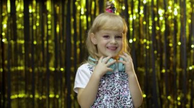 Çocuk dans eder, kulaklıkla müzik dinler. Küçük kız dans ediyor, eğleniyor, eğleniyor.