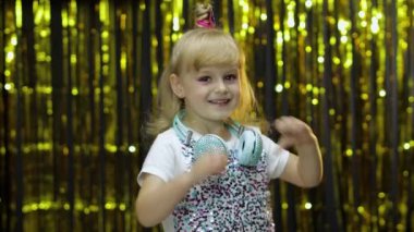 Çocuk kalp hareketi gösteriyor. Şehvetli duygular, romantik duygular. Eğlenceli küçük kız.