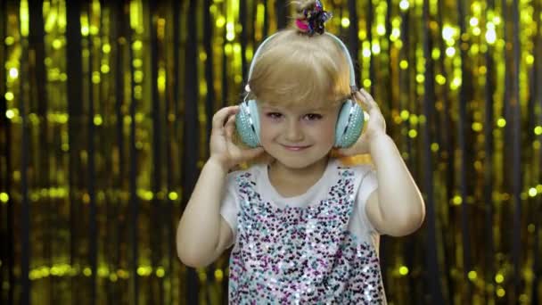 Gyerek táncol, zenét hallgat fejhallgatón. Gyerek lány tánc, miután hun, pihentető, élvezi — Stock videók
