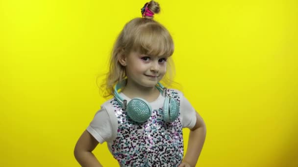 Kind show verbazing, rotzooien rond, glimlachen, kijken verrast geschokt op gele achtergrond — Stockvideo