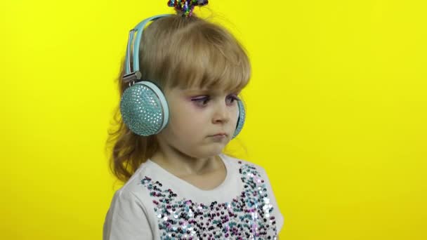 Criança preguiçosa entediada muito chateada, ouvindo uma história chata, não interessada em comunicação — Vídeo de Stock