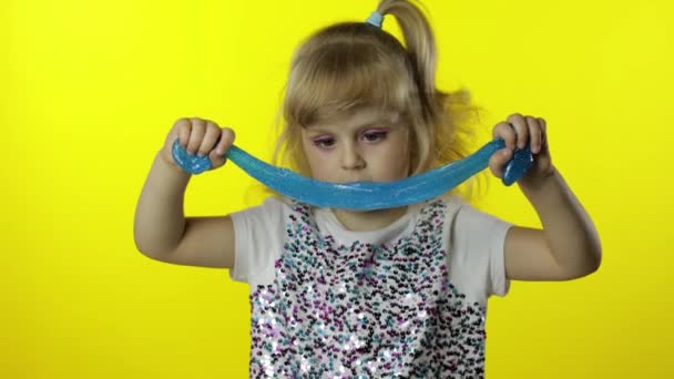 Dzieciak bawi się ręcznie robionym śluzem zabawek. Dziecko dobrze się bawi robiąc turkusowy szlam. Przedszkolanka. — Wideo stockowe