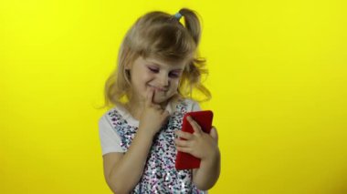 Çocuk kız akıllı telefondan sosyal ağları tarıyor. Uzak çevrimiçi alışveriş, telefonda gezinme.