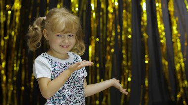 Çocuk reklam alanını gösteriyor. Şok olmuş görünüyorsun, tanıtım metnini, logonuzu gösteriyorsun.