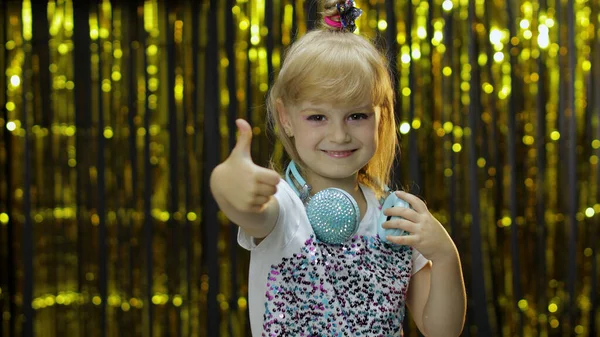 Kind danst, luistert muziek op koptelefoon. klein kind meisje dansen, hebben hun, ontspannen, genieten — Stockfoto