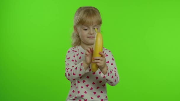 Щаслива дитина-дівчинка імітує телефонну розмову з бананом ізольовано на ключовому фоні хромосоми — стокове відео