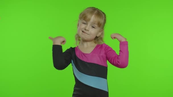 Приваблива дитина балерина в шовкових колготках показує великі пальці в студії на ключовому фоні хроми — стокове відео