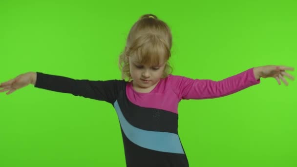 儿童芭蕾舞演员在演播室里练习彩色背景.女孩跳舞，做体操 — 图库视频影像